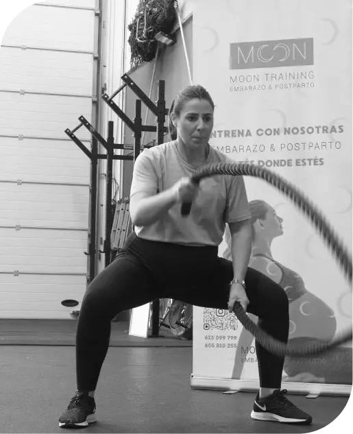 Entrenamiento con cuerdas en Moon training-de parte de una embarazada con fuerza