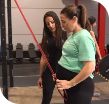 Moon training-entrenadora supervisando a mujer embarazada