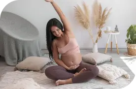 estiramiendo en casa-mujer embarazada-cabecera seccion mamos moon croos con imagen de marta y nuria en la playa-Moon training
