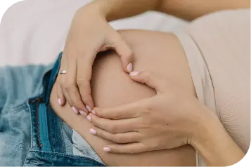imagen de embarazada tocandose la barriga formando un corazon-Moon training