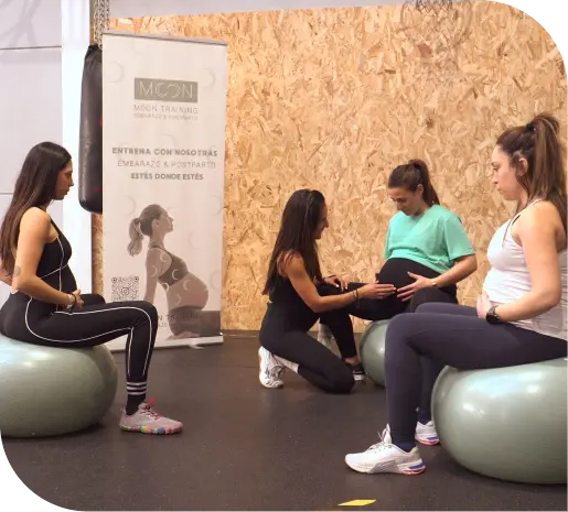 imagen de grupo de embarazadas practicando deporte en la fitball-Moon training