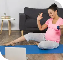 mujer embarazada trabajando ejercicio en casa de manera online
