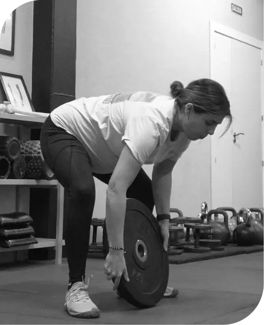 mujer levantando mancuerna con mucho peso embarazada Moon training