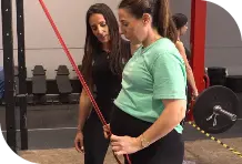 nuria supervisando a embarazada mientras entrena-Moon training
